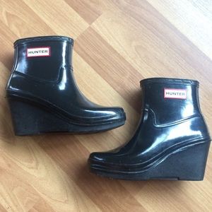 ☔️ Hunter mid-wedge glossy rain bootie